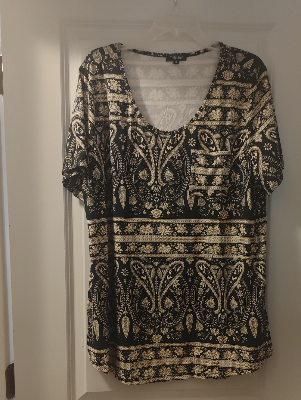 Black & Cream Scoop Neck Tunic